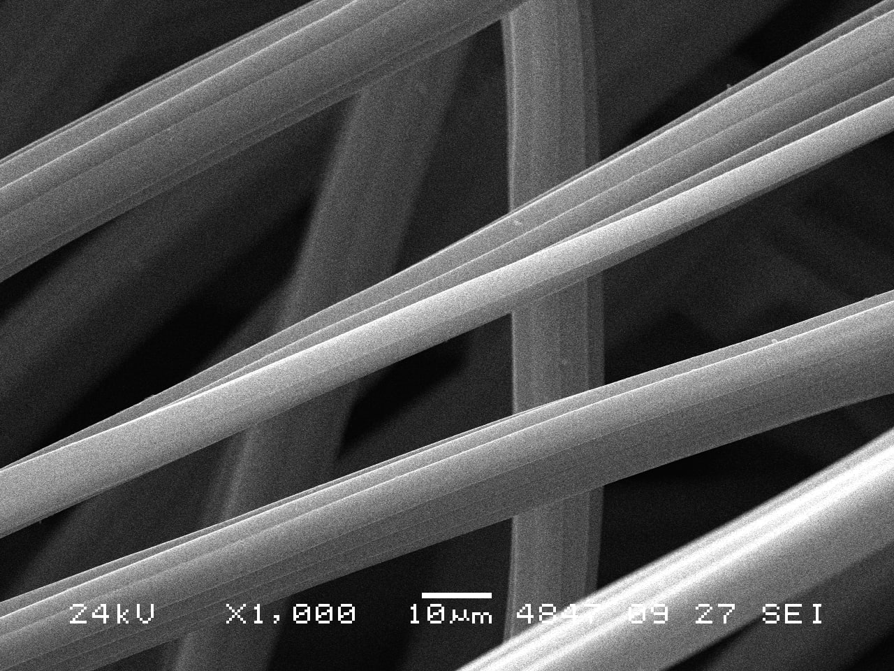 Волокна углеродной ткани, снимок получен посредством метода сканирующей электронной микроскопии